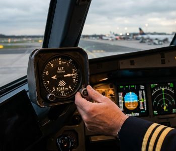 Por qué los pilotos ajustan el altímetro antes de despegar